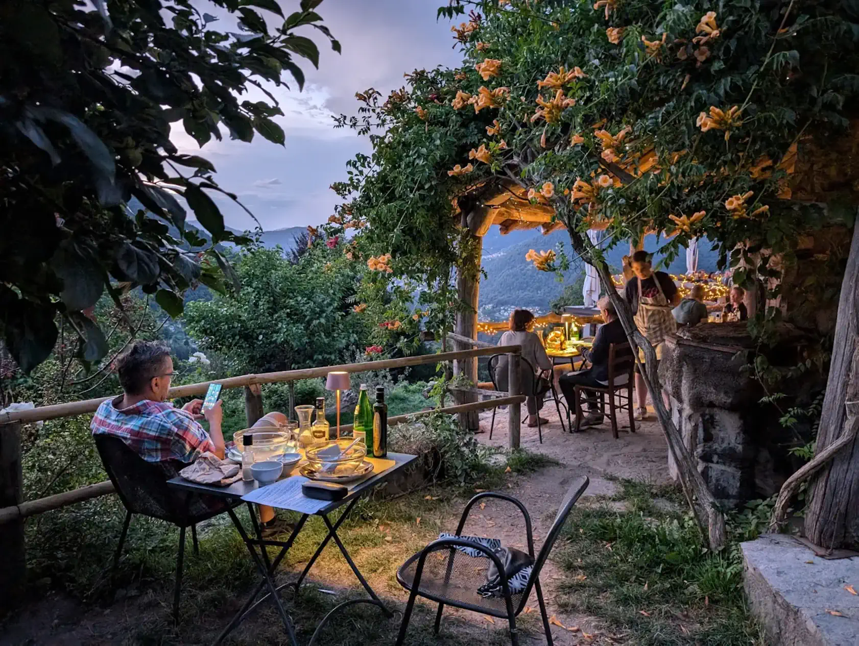 Cena estiva all’aperto tra natura e montagne Cena estiva all’aperto tra natura e montagne